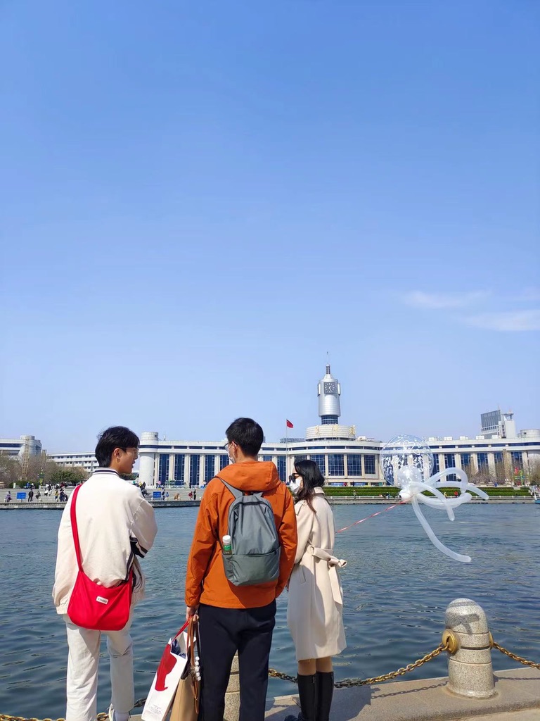 海河边,左到右,弟弟、我、妹妹